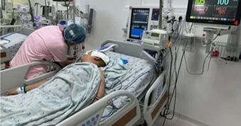 é trai bị bạn học dùng kéo đâm xuyên sọ nguy kịch