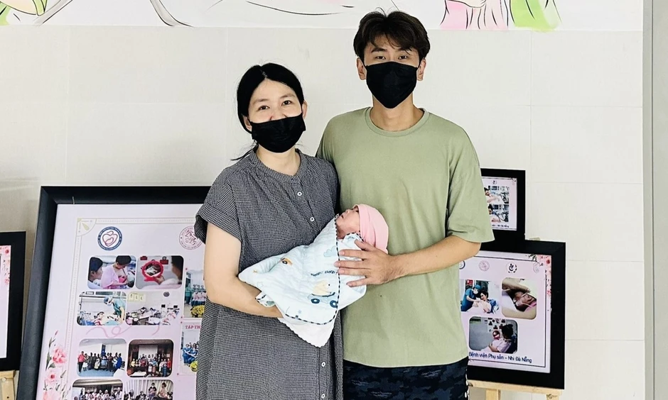 Em bé sinh non 720g của du khách Singapore được bác sĩ Đà Nẵng nuôi sống Em bé sinh non 720g của du khách Singapore được bác sĩ Đà Nẵng nuôi sống