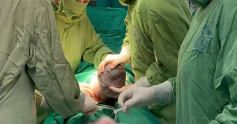 Em bé sinh ra với "đôi cánh nhỏ" trên lưng: Mẹ ơi! Con đến với mẹ rồi đây!