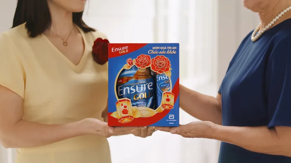 Ensure Gold đồng hành cùng người con chăm sóc cha mẹ mùa Vu Lan Ensure Gold đồng hành cùng người con chăm sóc cha mẹ mùa Vu Lan