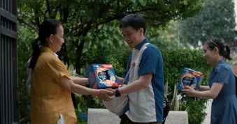 Ensure Gold đồng hành cùng người con chăm sóc cha mẹ mùa Vu Lan