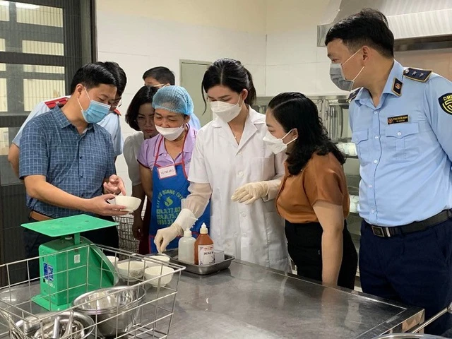 Gần 150 học sinh TPHCM nghi ngộ độc, Bộ Y tế yêu cầu làm rõ Gần 150 học sinh TPHCM nghi ngộ độc, Bộ Y tế yêu cầu làm rõ