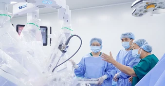 Gần 200 bác sĩ được huấn luyện phẫu thuật có robot hỗ trợ