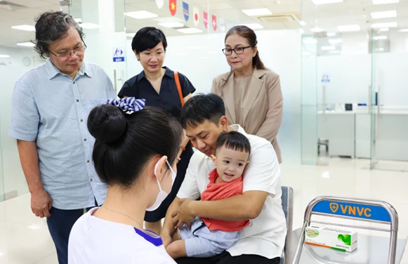 Gần 25.000 trẻ tiêm vaccine EV71 phòng tay chân miệng trong 5 ngày đầu Gần 25.000 trẻ tiêm vaccine EV71 phòng tay chân miệng trong 5 ngày đầu