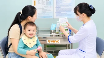 Gần 25.000 trẻ tiêm vaccine EV71 phòng tay chân miệng trong 5 ngày đầu