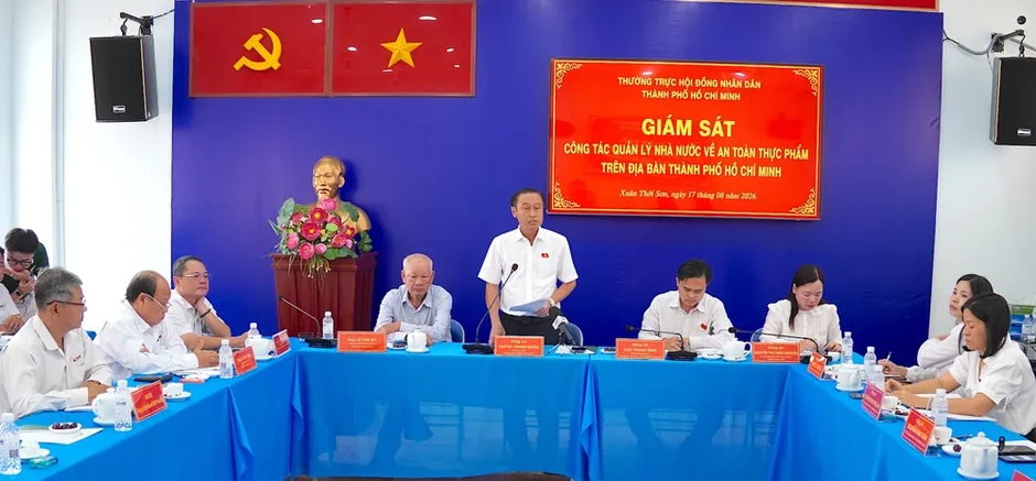 Gần 300 tiểu thương hoạt động không phép ngoài chợ đầu mối Hóc Môn Gần 300 tiểu thương hoạt động không phép ngoài chợ đầu mối Hóc Môn