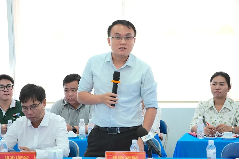 Gần 300 tiểu thương hoạt động không phép ngoài chợ đầu mối Hóc Môn Gần 300 tiểu thương hoạt động không phép ngoài chợ đầu mối Hóc Môn