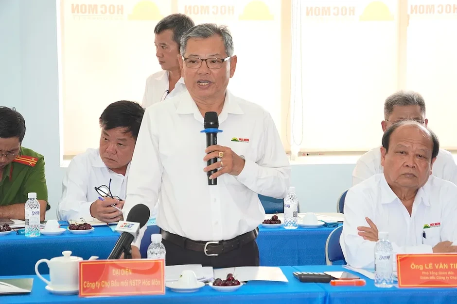 Gần 300 tiểu thương hoạt động không phép ngoài chợ đầu mối Hóc Môn Gần 300 tiểu thương hoạt động không phép ngoài chợ đầu mối Hóc Môn