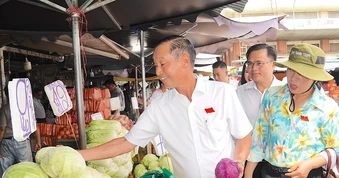 Gần 300 tiểu thương hoạt động không phép ngoài chợ đầu mối Hóc Môn
