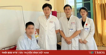 Gắp 3 bàn chải dài gần 20cm khỏi bụng bệnh nhân