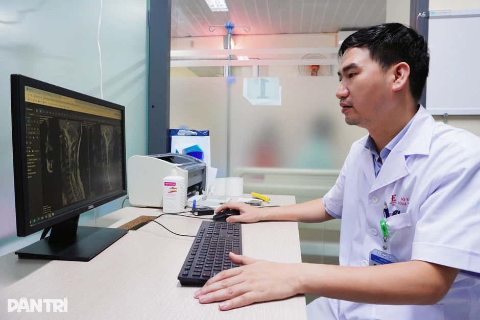 Gen Z biến dạng cột sống cổ vì thói quen không rời màn hình Gen Z biến dạng cột sống cổ vì thói quen không rời màn hình