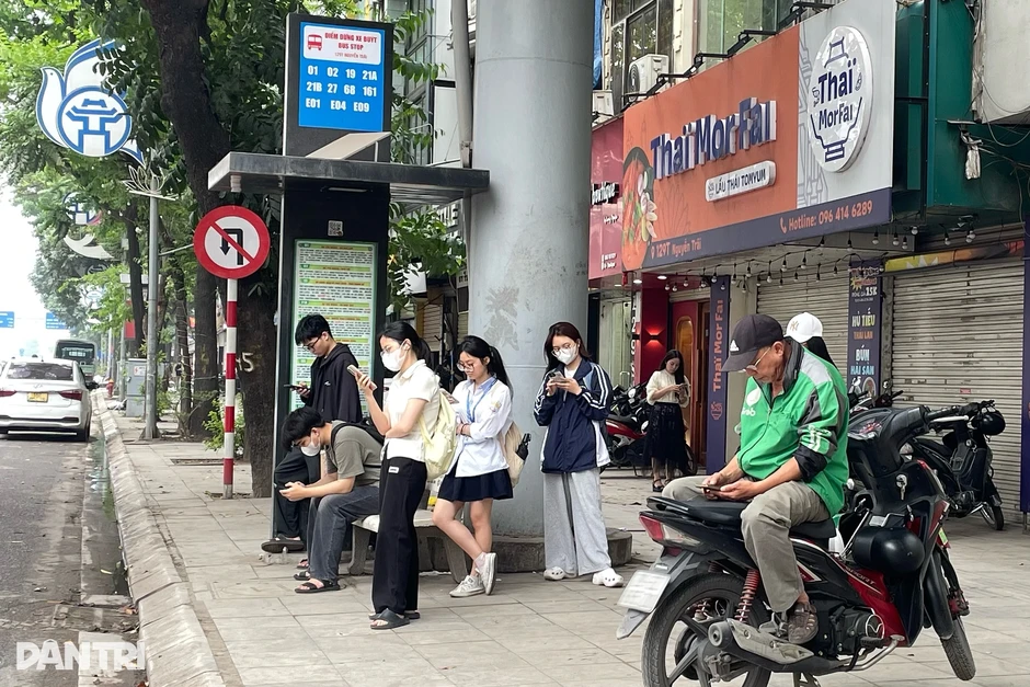 Gen Z biến dạng cột sống cổ vì thói quen không rời màn hình Gen Z biến dạng cột sống cổ vì thói quen không rời màn hình