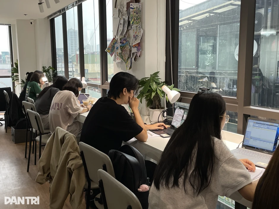 Gen Z biến dạng cột sống cổ vì thói quen không rời màn hình Gen Z biến dạng cột sống cổ vì thói quen không rời màn hình