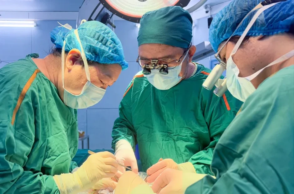 Ghép thận xuyên Việt cứu bé trai 7 tuổi tại TPHCM Ghép thận xuyên Việt cứu bé trai 7 tuổi tại TPHCM