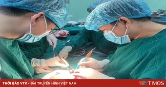 Giải cứu bé 4 tháng tuổi khỏi khối u quái nặng bằng 1/3 cơ thể