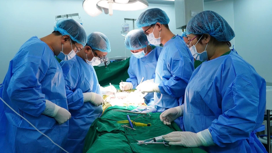 Giám đốc Bệnh viện Xanh Pôn nghẹn lời tri ân nghĩa cử của nữ đồng nghiệp Giám đốc Bệnh viện Xanh Pôn nghẹn lời tri ân nghĩa cử của nữ đồng nghiệp