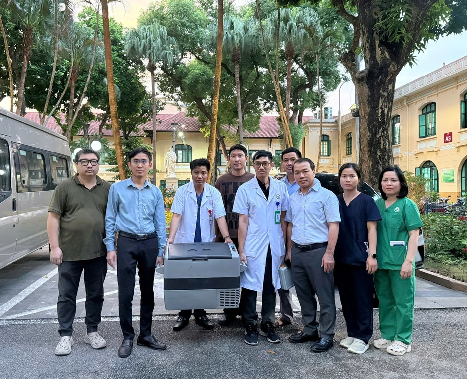 Giám đốc Bệnh viện Xanh Pôn nghẹn lời tri ân nghĩa cử của nữ đồng nghiệp Giám đốc Bệnh viện Xanh Pôn nghẹn lời tri ân nghĩa cử của nữ đồng nghiệp