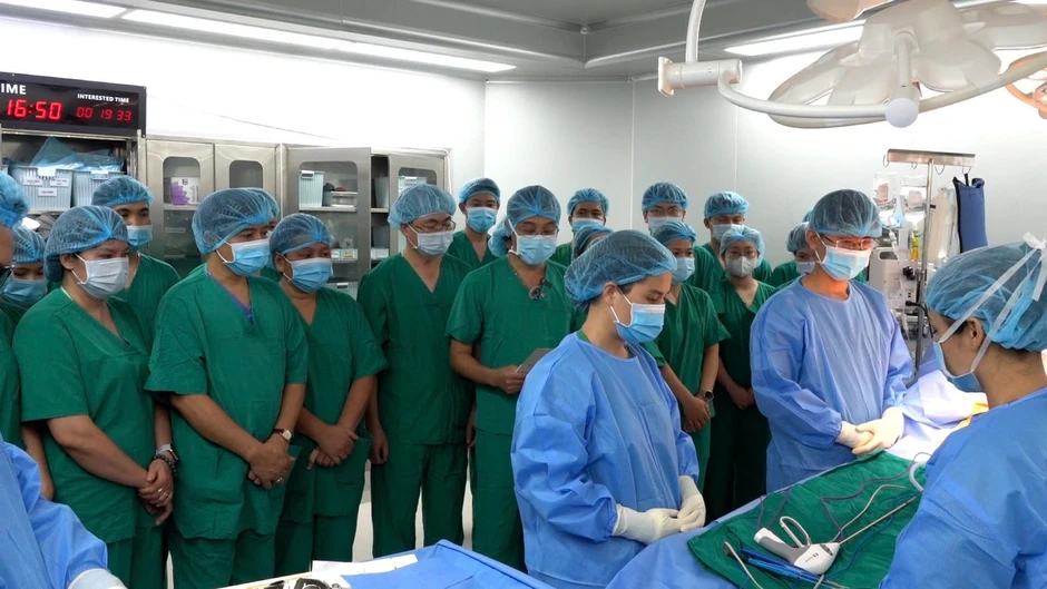 Giám đốc Bệnh viện Xanh Pôn nghẹn lời tri ân nghĩa cử của nữ đồng nghiệp Giám đốc Bệnh viện Xanh Pôn nghẹn lời tri ân nghĩa cử của nữ đồng nghiệp