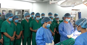 Giám đốc Bệnh viện Xanh Pôn nghẹn lời tri ân nghĩa cử của nữ đồng nghiệp