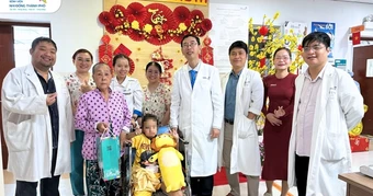 Giành lại sự sống cho bé gái bị lóc da toàn bộ vùng mông
