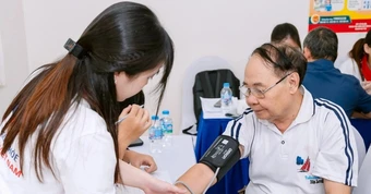 Giáo sư tim mạch hàng đầu lý giải vì sao nhiều người khó kiểm soát được huyết áp