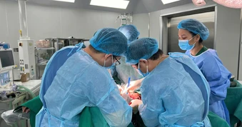 Giấu bệnh để con yên tâm làm ăn, ngày nhập viện khối ung thư lớn tới 20cm