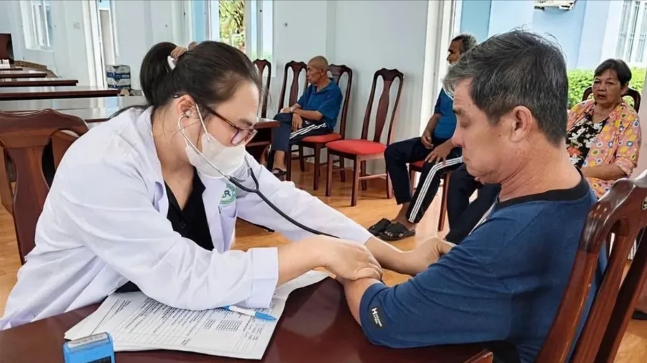 Gỡ “nút thắt” bảo hiểm y tế cho người yếu thế Gỡ “nút thắt” bảo hiểm y tế cho người yếu thế