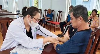Gỡ “nút thắt” bảo hiểm y tế cho người yếu thế