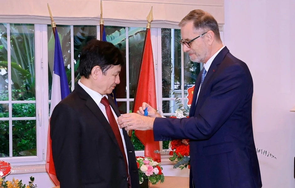 GS.TS Lê Danh Tuyên nhận Huân chương Công trạng Quốc gia của Pháp