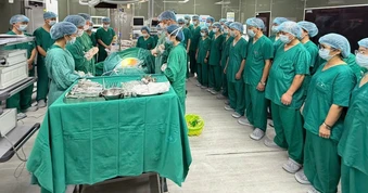 Hà Nội: Bố hiến tạng cứu 3 người, con trai tự hào về "điều tốt đẹp nhất"