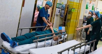 Hà Nội: Chồng ngất xỉu khi chứng kiến vợ đẻ mổ