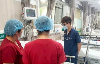 Hà Nội nắng nóng khắc nghiệt: Bác sĩ Bệnh viện Bạch Mai chỉ cách tránh say nắng, sốc nhiệt