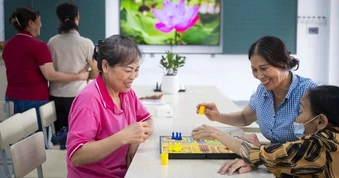 Hà Nội sẽ có điểm chăm sóc người cao tuổi ban ngày tại mỗi xã, phường