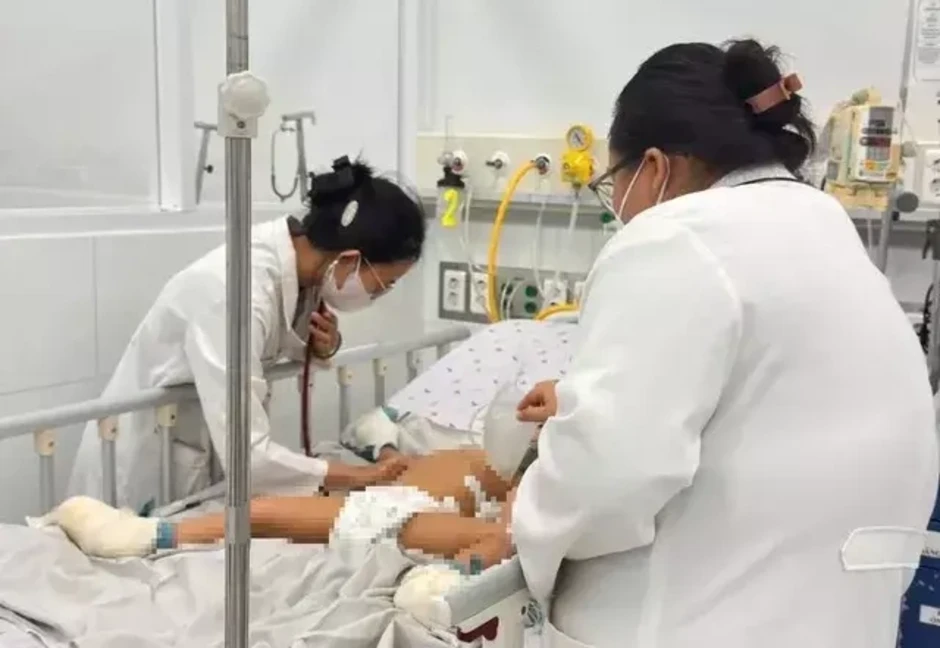 Hai anh em được bố mẹ cứu khỏi xe khách cháy qua cơn nguy kịch Hai anh em được bố mẹ cứu khỏi xe khách cháy qua cơn nguy kịch