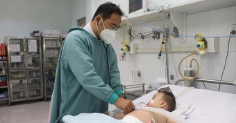 Hai bé trai thoát 'cửa tử' vì tay chân miệng do Enterovirus 71