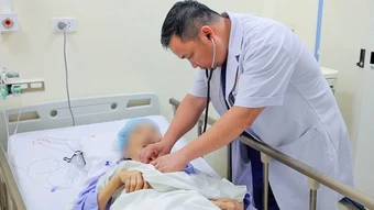 Hai lần can thiệp cứu cụ bà 84 tuổi sốc tim nguy kịch do van tim thoái hóa và nhồi máu cơ tim