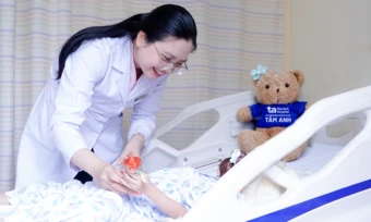 Hai lần đại phẫu sửa trái tim đảo ngược của bé gái - Báo TinVina