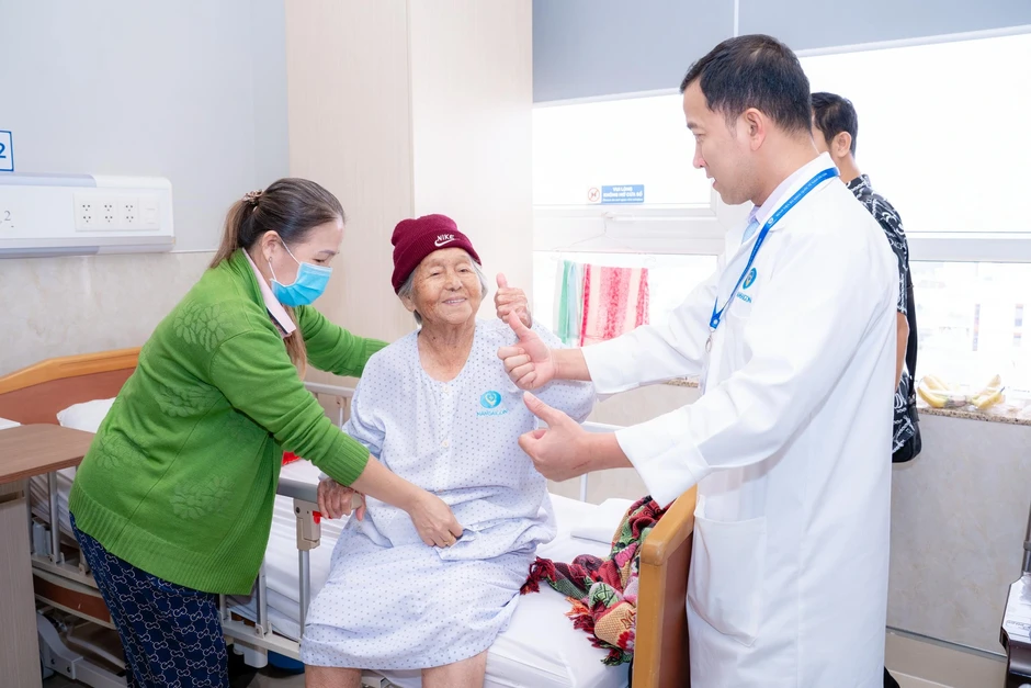 Hai lần đặt cược vào nền y học Việt Nam của cụ bà ngoại quốc gần trăm tuổi Hai lần đặt cược vào nền y học Việt Nam của cụ bà ngoại quốc gần trăm tuổi