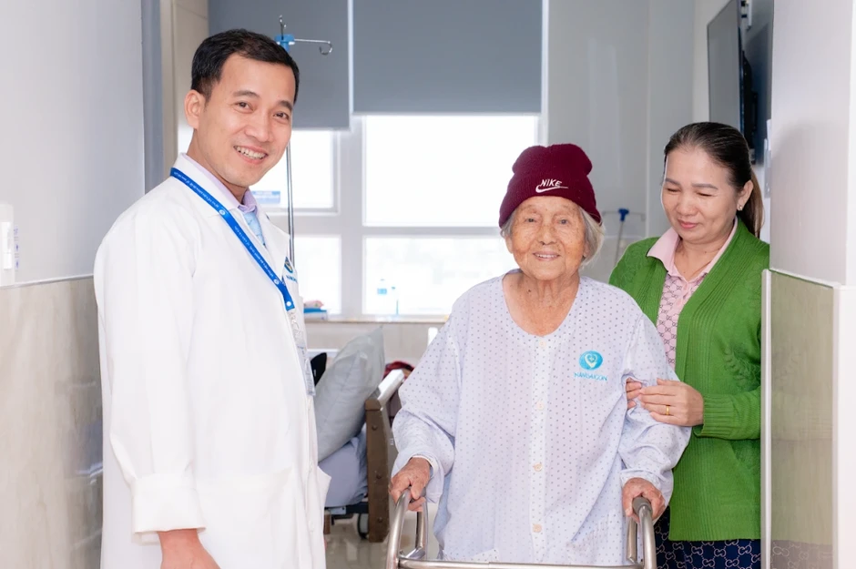 Hai lần đặt cược vào nền y học Việt Nam của cụ bà ngoại quốc gần trăm tuổi Hai lần đặt cược vào nền y học Việt Nam của cụ bà ngoại quốc gần trăm tuổi