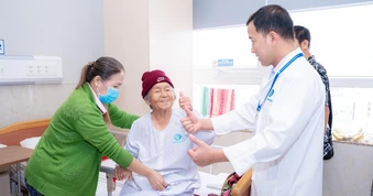 Hai lần đặt cược vào nền y học Việt Nam của cụ bà ngoại quốc gần trăm tuổi