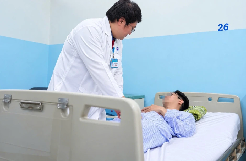 Hai thanh niên cấp cứu lúc nửa đêm trong tình trạng vùng kín đau đớn Hai thanh niên cấp cứu lúc nửa đêm trong tình trạng vùng kín đau đớn