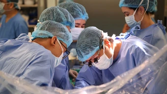 Hàng chục bác sĩ phẫu thuật ghép tim, gan từ hai người hiến chết não cho bệnh nhân