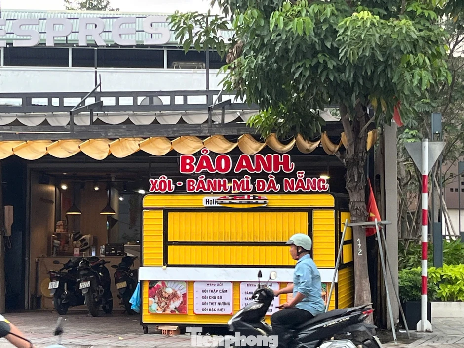 Hàng chục người nghi bị ngộ độc sau khi ăn bánh mì từ xe đẩy ở TPHCM Hàng chục người nghi bị ngộ độc sau khi ăn bánh mì từ xe đẩy ở TPHCM