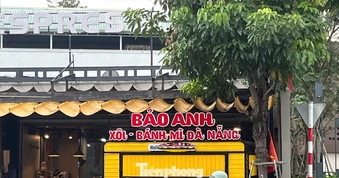 Hàng chục người nghi bị ngộ độc sau khi ăn bánh mì từ xe đẩy ở TPHCM
