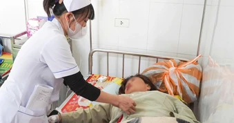 Hàng chục người ngộ độc bánh mì: Chủ tiệm lấy nguyên liệu từ nhiều nơi