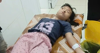 Hàng chục người nhập viện nghi sau khi ăn bánh mì bên đường