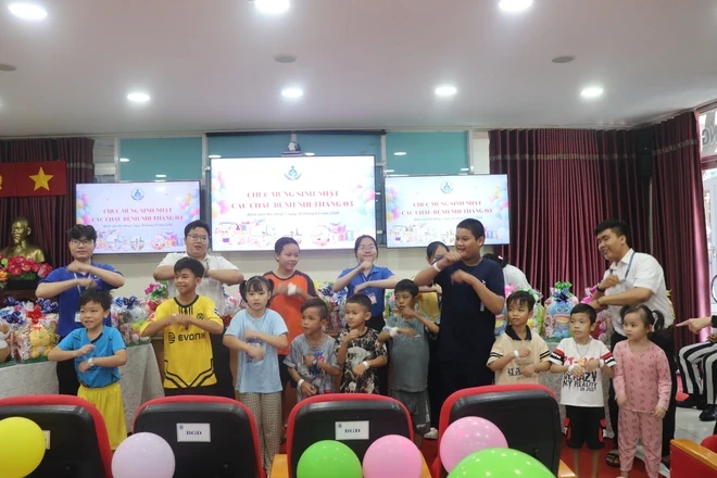 Hàng chục tỉ đồng được huy động mỗi năm hỗ trợ bệnh nhân khó khăn Hàng chục tỉ đồng được huy động mỗi năm hỗ trợ bệnh nhân khó khăn