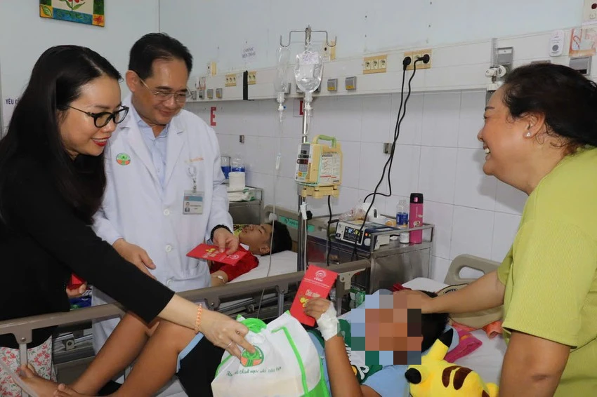 Hàng chục tỉ đồng được huy động mỗi năm hỗ trợ bệnh nhân khó khăn Hàng chục tỉ đồng được huy động mỗi năm hỗ trợ bệnh nhân khó khăn