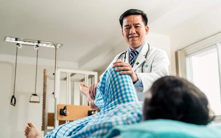 Hàng trăm bệnh nhân rời xe lăn nhờ chương trình thay khớp háng nhân đạo Hàng trăm bệnh nhân rời xe lăn nhờ chương trình thay khớp háng nhân đạo