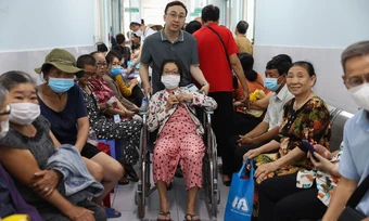 Hàng trăm người dân TP HCM xếp hàng chờ khám bệnh miễn phí